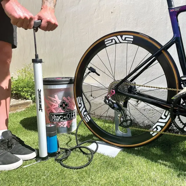 Uniwersalna pompka ręczna 0 - 7 bar (0 -100 psi) - Silverline