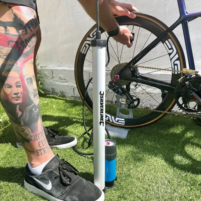 Uniwersalna pompka ręczna 0 - 7 bar (0 -100 psi) - Silverline