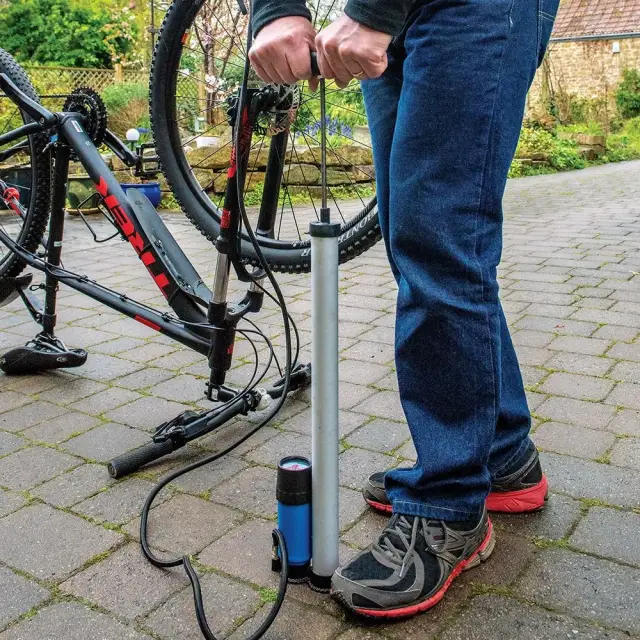 Uniwersalna pompka ręczna 0 - 7 bar (0 -100 psi) - Silverline