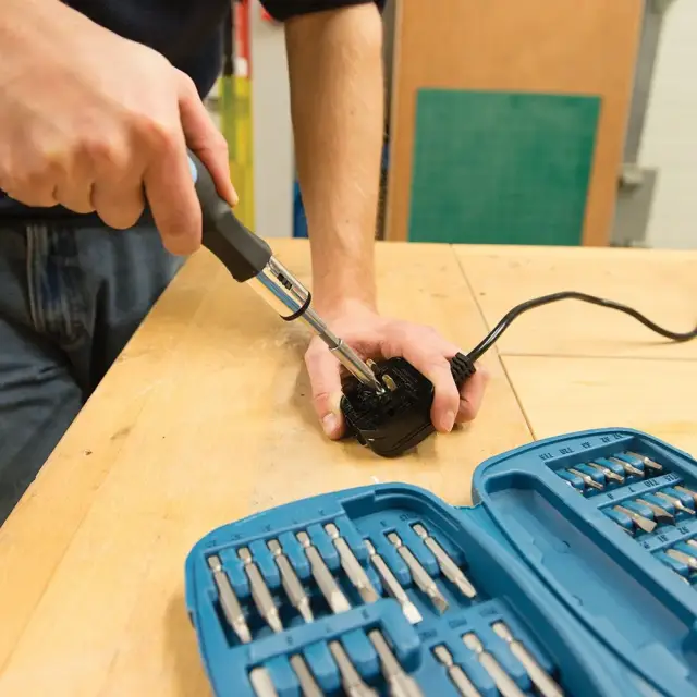 Wkrętak z zapadką oraz zestawem bitów i nasadek, 45 częściowy 45 szt. - Silverline